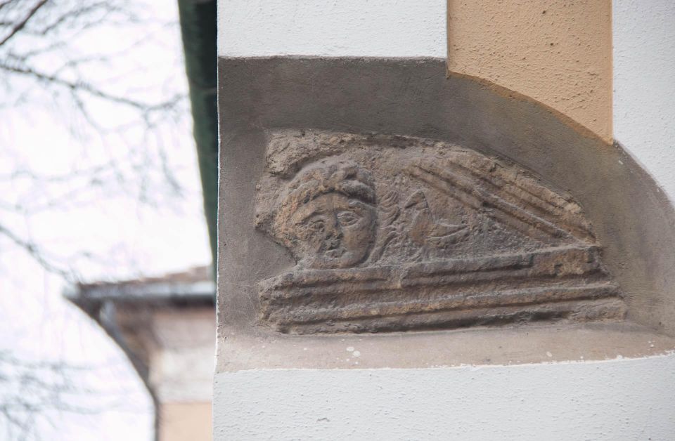 2 Hours Buda Castle Walking Tour - Walk with a Historian - Key highlights to look forward to