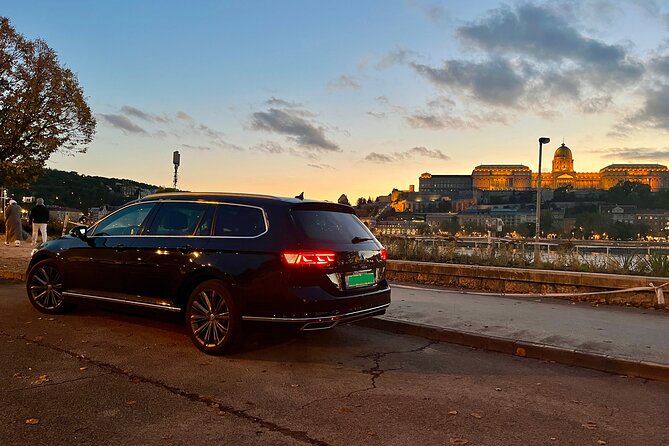 8-hour private Budapest city tour by car / minivan - Door-to-door pickup and the rhythm of “drive, step out, repeat”