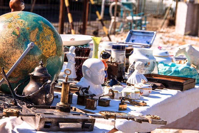 Antiques and Curios - Private Flea Market Treasure Hunt - The private format and your guide’s job (more than just walking)