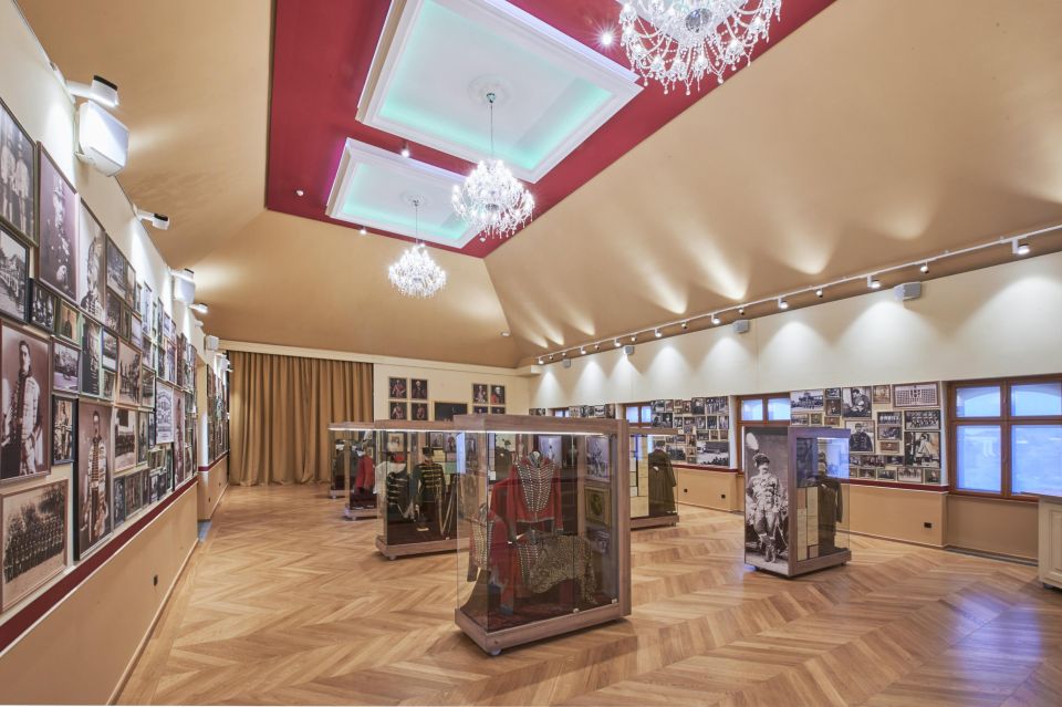 Buda Castle: Hungarian Delicacies & Historical Exhibition - Finding it fast: meeting point at Matthias Fountain and the red-umbrella terrace