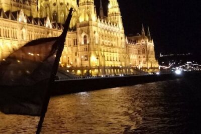 Budapest: 1-Hour Highlights Cruise with Welcome Drink - Meeting at Portum Lines Dock 42 and snagging a prime spot