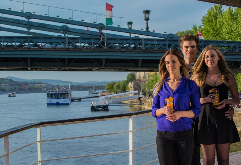 Budapest: 1 hr Sunshine Booze Cruise with Prosecco - Drinks on board: cocktails, local craft beer, and bottomless prosecco (by option)