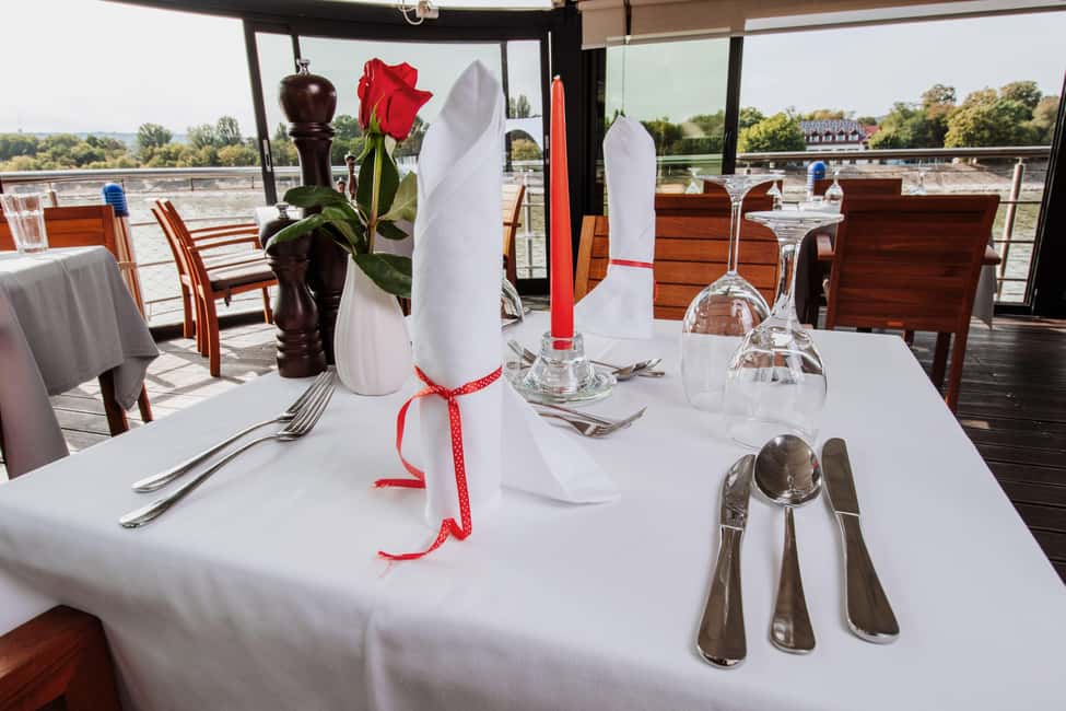 Budapest: 2-Course Dinner for 2 on a Boat Restaurant - Views from a stationary boat: what you’re really paying for