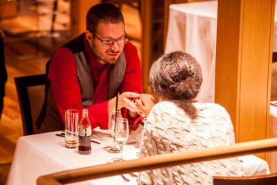 Budapest: 2-Course Dinner for 2 on a Boat Restaurant - The meal: champagne welcome and a 3-course dinner with real choice