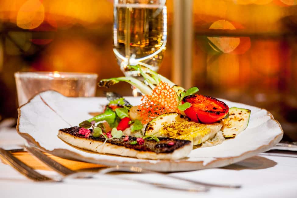 Budapest: 2-Course Dinner for 2 on a Boat Restaurant - Practical flow: what happens during the 2.5-hour evening