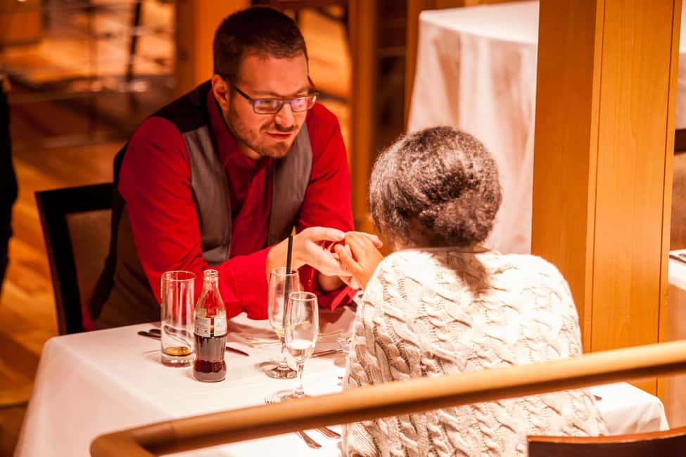 Budapest: 2-Course Dinner for 2 on a Boat Restaurant - The meal: champagne welcome and a 3-course dinner with real choice