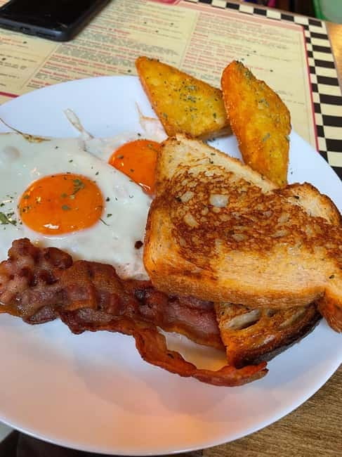 Budapest: 4-hour Bottomless Brunch w/ Cocktails & Craft Beer - Ruin Brew in the Jewish Quarter: what the setting is like