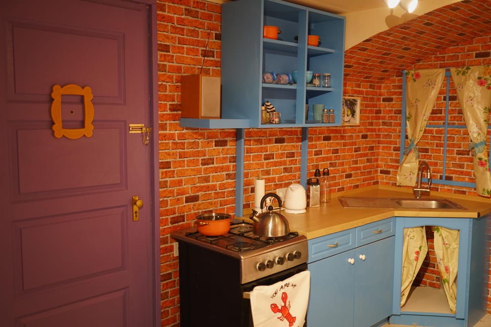 Budapest: 90s Sitcom Escape Room Adventure with Drinks - Key things to know before you go