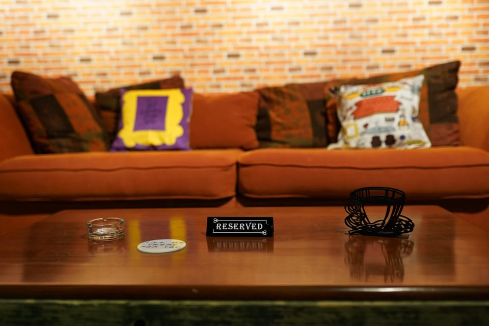 Budapest: 90s Sitcom Escape Room Adventure with Drinks - Practical tips for finishing on time with just two people