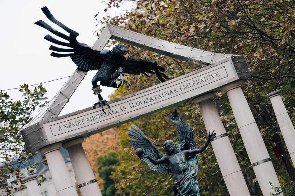 Budapest: Alternative Street Art & Jewish Tour - Emblems, monuments, and the city’s sharp contrasts