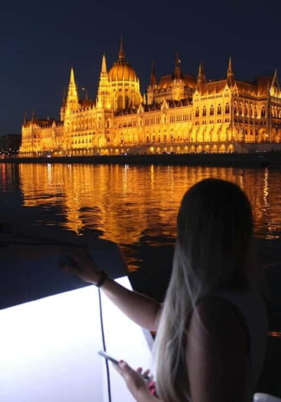 Budapest: Boat Cruise with Personal Guide and Drink - From Dock 42 past the big icons: your 1-hour light-show route