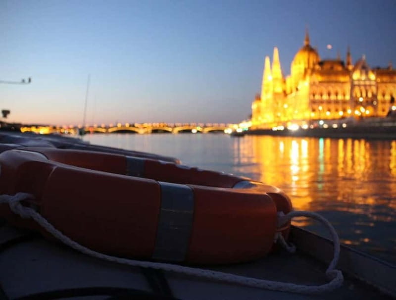 Budapest: Boat Cruise with Personal Guide and Drink - Timing and comfort: making the most of a one-hour night cruise