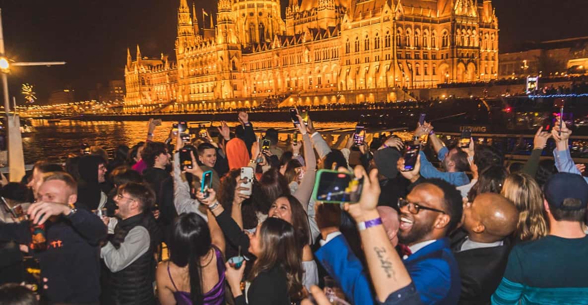 Budapest: Boat Party with option of Unlimited Drinks - Onboard DJ and Dance Floor Reality (Including the One Criticism)