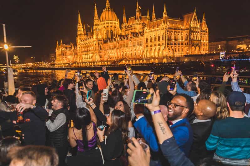Budapest: Boat Party with option of Unlimited Drinks - Pre-Party on the Clock: How the 2-Hour Open Bar Changes the Night