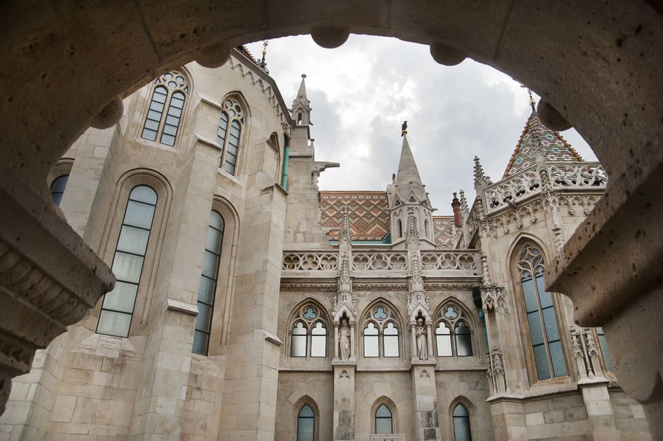 Budapest: Buda Castle Walking Tour in German - Key highlights you’ll feel on the ground