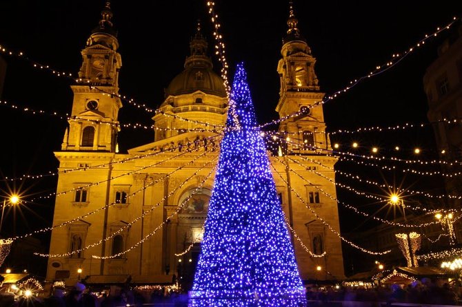 Budapest Christmas Market Tour with Basilica visit & Chimney cake - Why 4:30 pm is the sweet spot for lights and markets