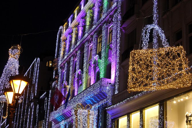 Budapest Christmas Walking Tour & Entry to St Stephen's Basilica - Chimney cake and mulled wine: the tastings that fit the season