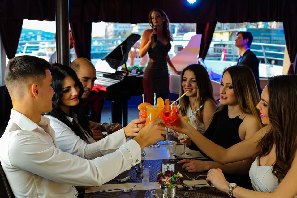 Budapest: Danube Drink and Piano Show - Live piano and singing: why the show works so well at night