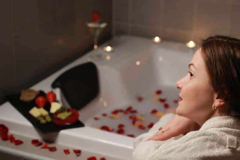 BUDAPEST, Day Spa : Couples Massage with Roses Bubble Bath - Tea session then private relaxation room time