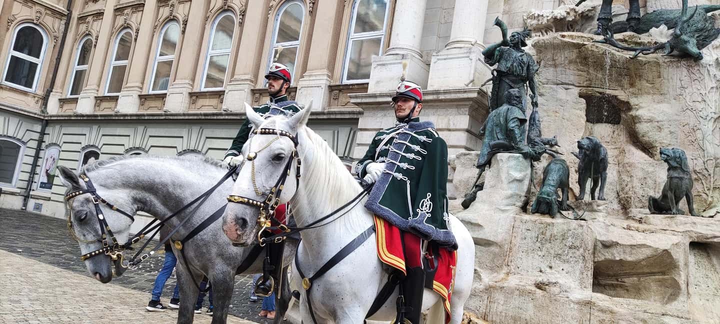 Budapest: Guided City Walking Tour in Buda and Pest - What you actually get at the end: restaurant picks and Sparfuchs savings