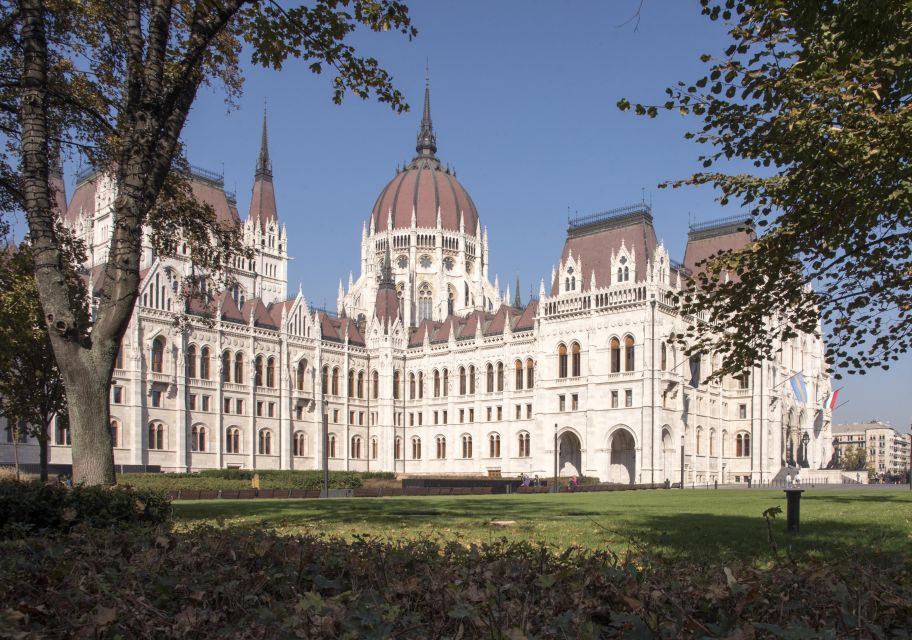 Budapest: Guided Walking Tour of Pest - Where the tour starts in Pest: Molnár’s Kürtőskalács