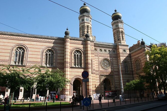 Budapest Jewish Heritage Memorial Walking Tour & Synagogue Entry - Entering Dohány Street Synagogue: more than a photo stop