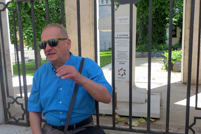 Budapest Jewish Heritage: Synagogues, Shoes, Secrets & Flódni - Starting at Herzl Square: how the route sets the tone