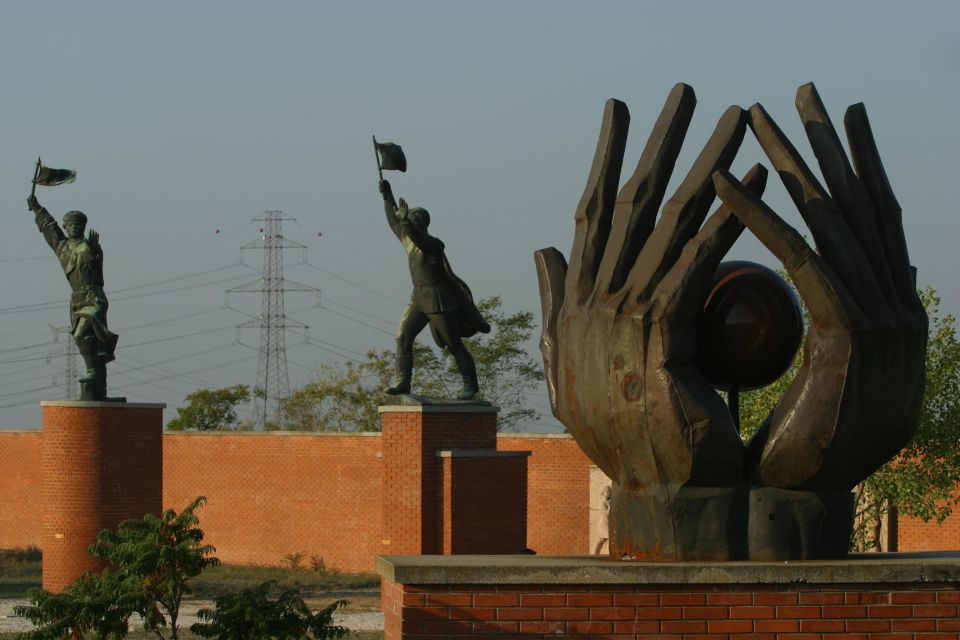Budapest: Memento Park Ticket - Photo exhibition + “under Stalin’s Boots”: connect what you see