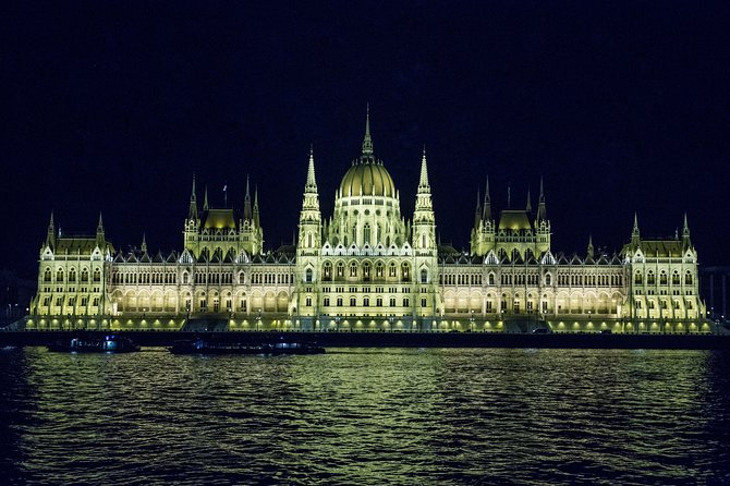 Budapest: Night Walking Tour with Danube River Cruise - Szabadság Square and the Hungarian Parliament: where the photos matter