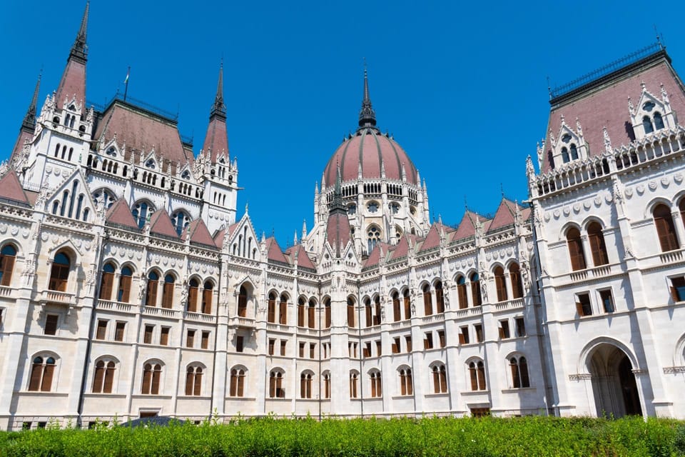 Budapest Old Town and Top Attractions Private Walking Tour - Széchenyi Chain Bridge: ending on views of the Danube and skyline