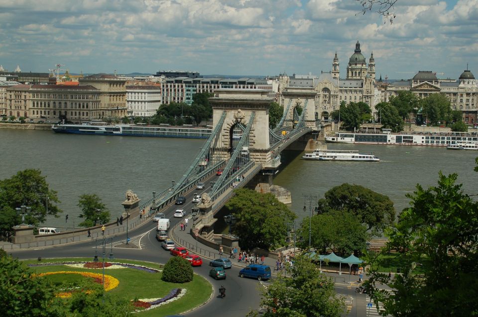 Budapest: Private 3-hour Guided City Tour by Bus - Getting your bearings in 3 hours: how this private format pays off