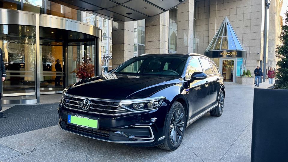 Budapest: Private Sightseeing Tour by car - The morning route: Andrássy Avenue and the Opera photo stop