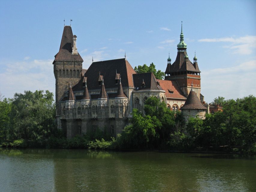 Budapest: Private Walking Tour of City with Spanish Guide - Your Walk Through Budapest: What Each Major Stop Is For