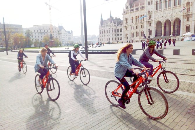 Budapest relaxed bicycle tour at sunset - Riding the Donauufer: the car-free promenade effect