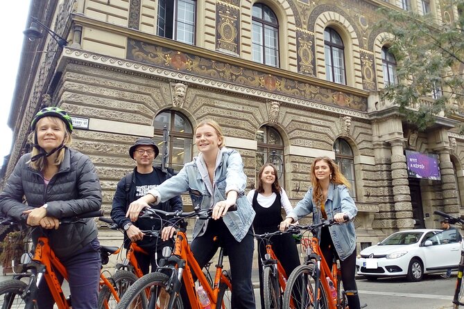 Budapest relaxed bicycle tour at sunset - Outside the Hungarian Parliament Building: size you can feel
