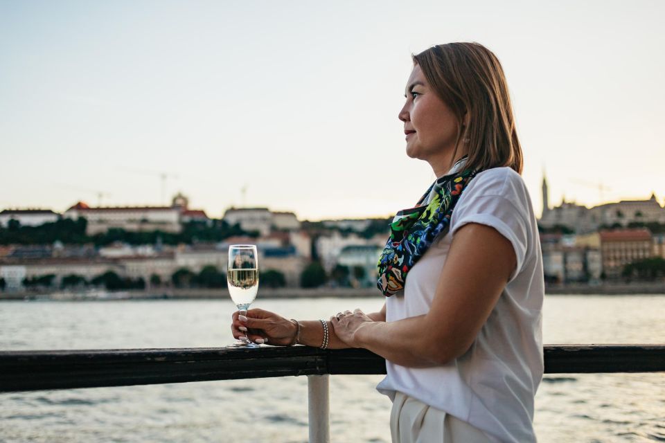 Budapest: Sightseeing Cruise on the Danube - Live music onboard: a real mood boost