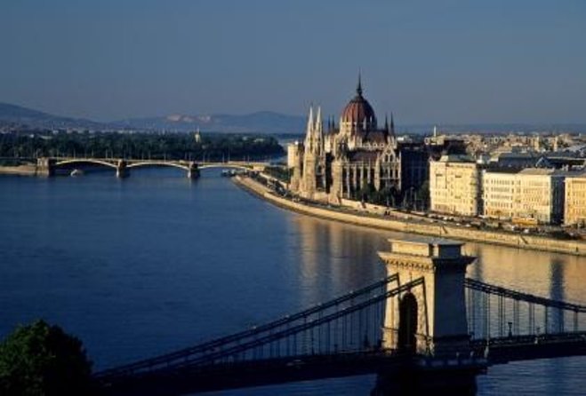 Budapest Sightseeing with Drink Included - Quick hits before you board