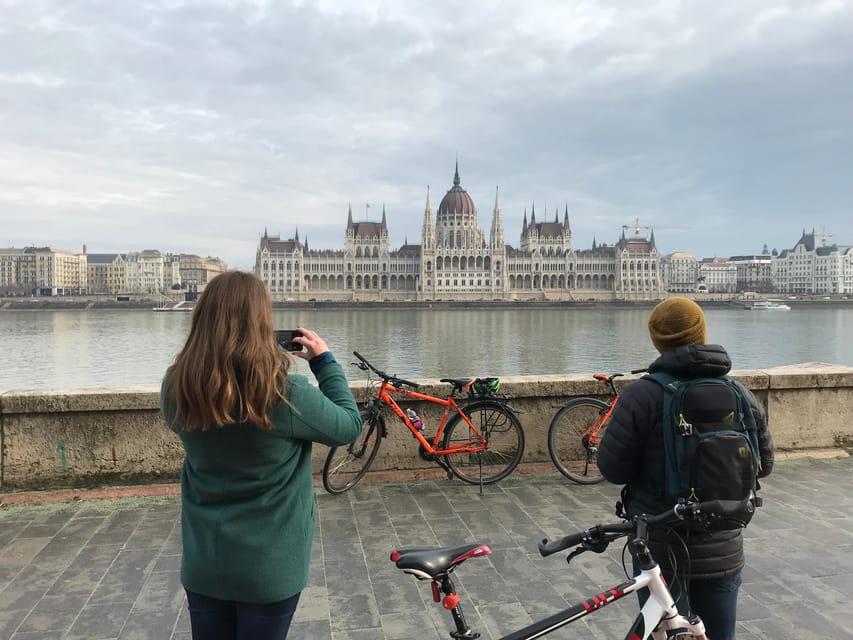 Budapest: Sunset guided bicycle ride - The best perk: a car-free stretch on the riverside road