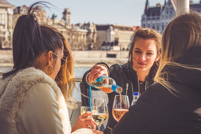Budapest Unlimited Prosecco and Wine Cruise Day or Sunset Option - The one-hour route: the Danube’s “greatest hits” loop