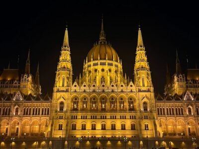 Budapest: Unlimited Prosecco, Beer and Aperol Spritz Cruise - Getting There and Settling In Fast