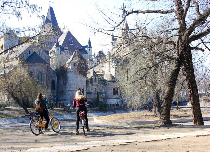 Budapest ❤️Winter Bike Tour with Coffee Stop❤️ - Warm coffee-and-pastry stop: the built-in reset