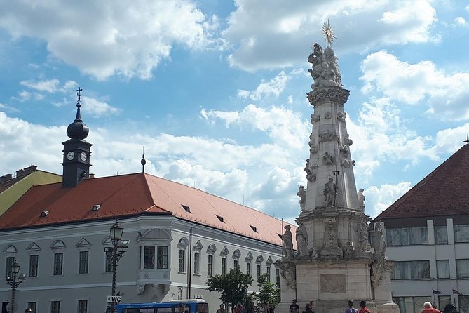 Castle district walk with legends - Stop 1: National Széchenyi Library exterior and the “royal palace from the outside” trick