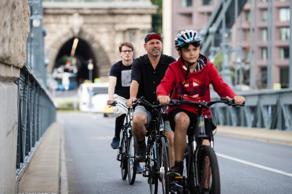 Choose a bicycle and make your own tour in Budapest-24 hrs - The smart first-day plan: Margarethe Island plus the Castle District