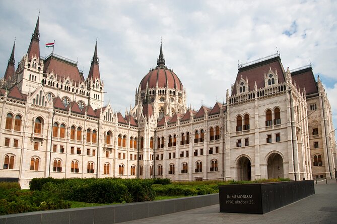 Classic Walk in Budapest - Fountain of King Matthias and Sandor Palace: quick stops with character