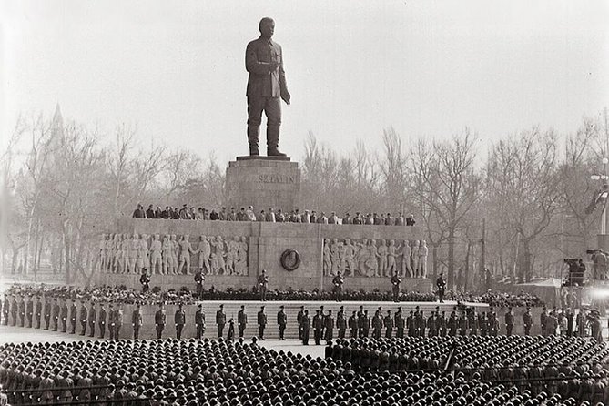 Communist Budapest Walking Tour - Stop 1: Parliament area and Kossuth Square’s 1956 thread