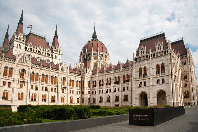 Comprehensive sightseeing tour - Szabadság tér and Kossuth Lajos Square: monuments tied to 20th-century memory