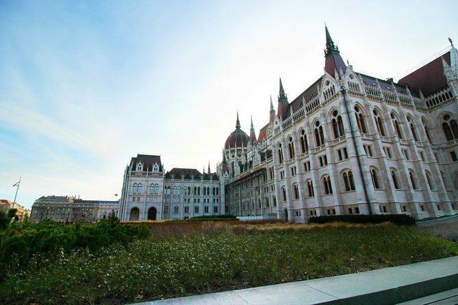 Exclusive Budapest City Tour by Luxury Car - Half Day - The 3.5-hour Budapest city drive: getting your bearings with less stress