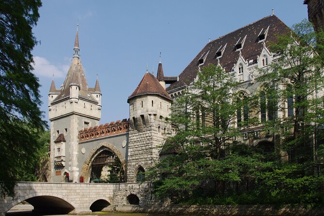 General sightseeing tour - Anonymus Szobor: the small statue that adds depth