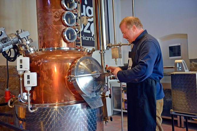 Hungarian pálinka distillery visit and tasting - Behind the scenes: watching pálinka production explained by a master
