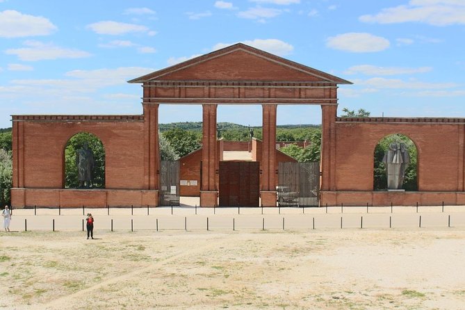 Memento Park Entrance Ticket - The big highlight: Liberation Army Soldier and the 6-meter effect